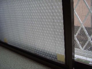 窓に設置した断熱シート。